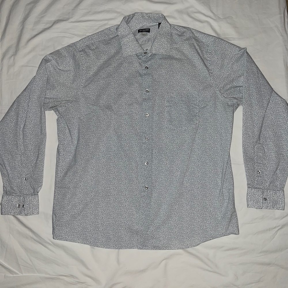 Mens Van Heusen flex regular fit dress shirt.